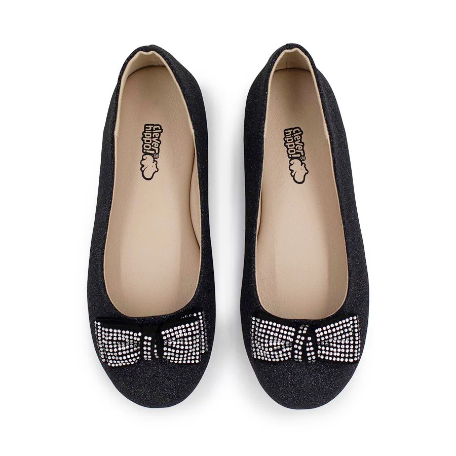 giay-bup-be-mau-den-cho-be-phoi-do-dep-1